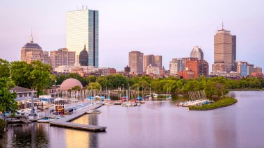 Boston 'un mimarisi Massachusetts, ABD' de güneş doğarken Backbay mahallesini gözler önüne seriyor..