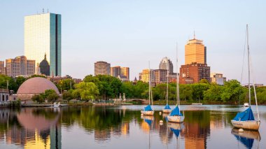 Boston 'un mimarisi Massachusetts, ABD' de güneş doğarken Backbay mahallesini gözler önüne seriyor..