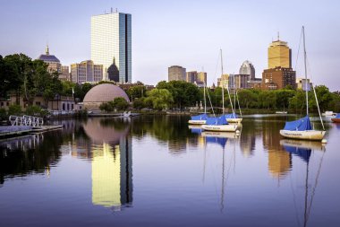 Boston, Massachusetts, ABD Backbay 'in mimarisini gün doğumunda sergiliyor.