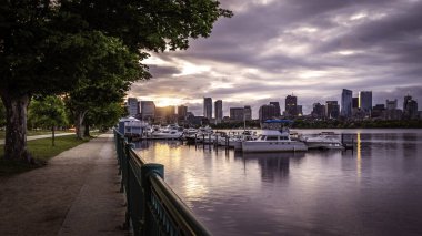 Boston, Massachusetts, ABD Backbay 'in mimarisini gün doğumunda sergiliyor.
