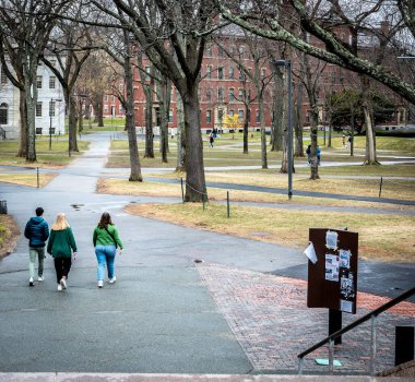 Harvard Üniversitesi ve Cambridge 'deki ünlü kampüsü, MA, ABD.