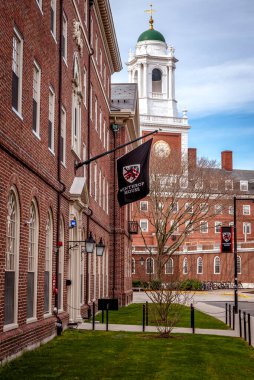 Cambridge, Massachusetts 'teki ünlü Harvard Üniversitesi' nin ikonik mimarisi..