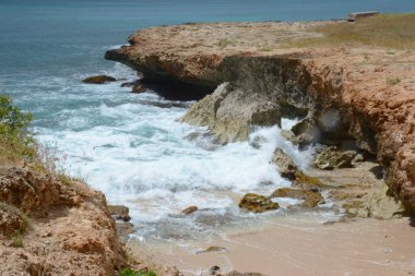 Oahu Adası, Hawaii 'nin manzaralı batı sahilinden Black Rocks Beach Park' ta canlı kayalık deniz manzarası..