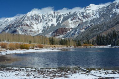 Muhteşem dağ sıraları ve göl üzerinde panoramik sonbahar manzarası, Colorado 'nun Beyaz Nehir Ulusal Ormanı' ndaki Maroon Bells-Snowmass Wilderness Area 'da.