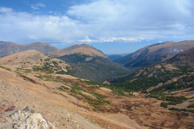 Alpine Ziyaretçi Merkezi 'nden panoramik sonbahar manzarası Kuzey Colorado' daki Rocky Dağı Ulusal Parkı 'na bakıyor..