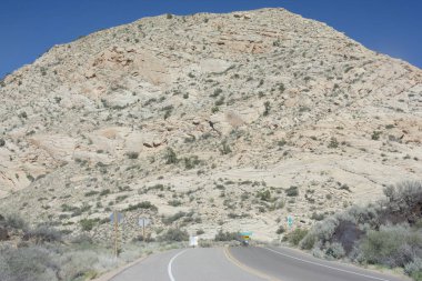 Utah 'ın güneybatısındaki Kar Kanyonu Eyalet Parkı' nın kuzey bölümünde White Navajo Kum Taşı 'nın büyük bir oluşumu görülüyor..