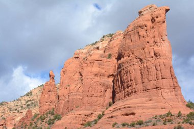 Coffee Pot Rock, Batı Sedona, Kuzey Arizona 'da manzaralı bir kızıl kaya. Thunder Dağı kızıl kaya oluşumunun bir parçası..