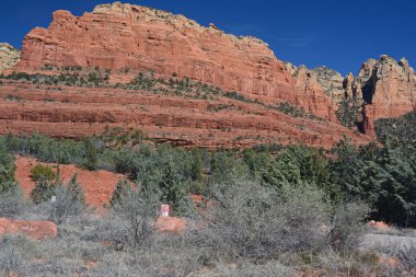 Batı Sedona, Kuzey Arizona 'daki Jim Thompson Yolu' ndan gelen kızıl kaya oluşumlarına parlak bir sezonluk bakış açısı..
