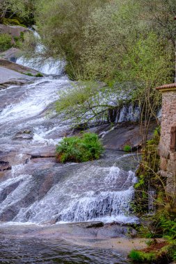 Rio Barosa doğa parkındaki şelale, Barro, Pontevedra 'da bulunan etnografik ve doğal bir kompleks.)