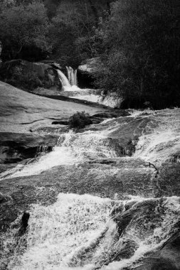 Rio Barosa doğa parkındaki şelale, Barro, Pontevedra 'da bulunan etnografik ve doğal bir kompleks.)