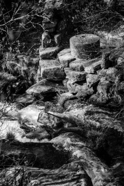 Rio Barosa doğa parkındaki şelale, Barro, Pontevedra 'da bulunan etnografik ve doğal bir kompleks.)