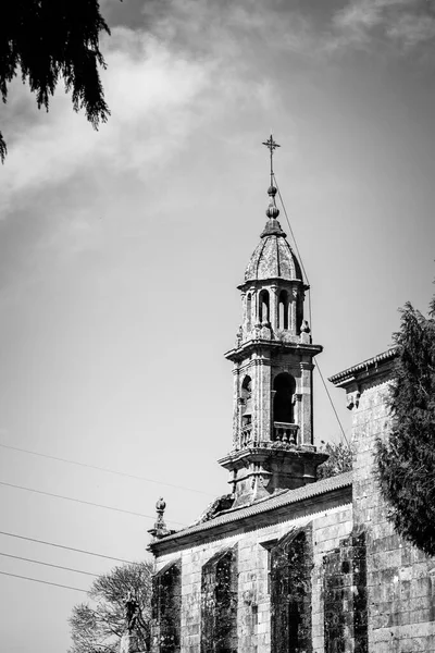 Fotografía Blanco Negro Campanario Piedra Una Pequeña Iglesia Galicia España — Foto de Stock