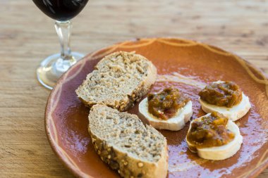 Çamur tabağı, turşuyla süslenmiş ekmek parçalarıyla..