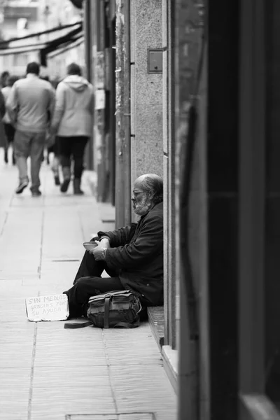 Pontevedra Spain 2015年3月29日 一个无家可归的人在城市街道上乞讨施舍 — 图库照片