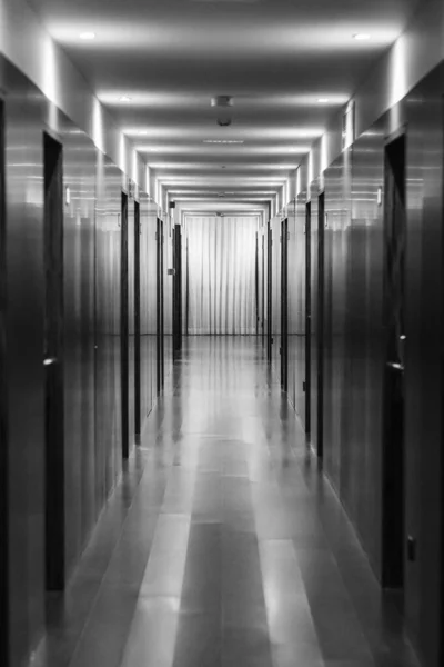 Perspektiv Över Lång Korridor Med Dörrar Båda Sidor — Stockfoto