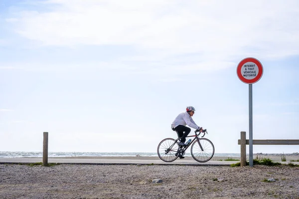 Barcares Frankreich April 2022 Ein Mann Radelt Auf Einem Fußweg — Stockfoto