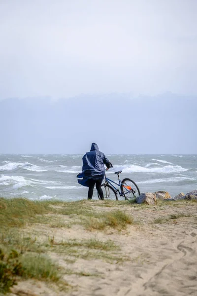 나폴레옹 2022 남자가 과싸우며 해변의 자전거를 — 스톡 사진