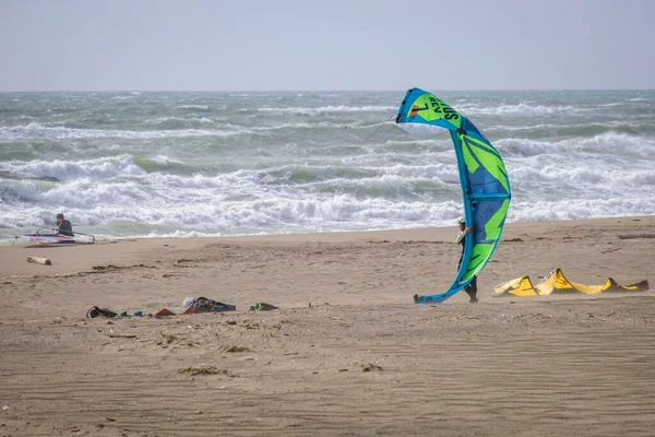 Barcares Francia Abril 2022 Hombre Prepara Para Practicar Kitesurf Playa — Foto de Stock