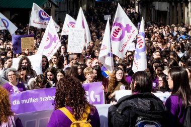 PONTEVEDRA, İspanya - 8 Mart 2019: İstismara ve kadın haklarının savunulmasına karşı feminist gösteri.