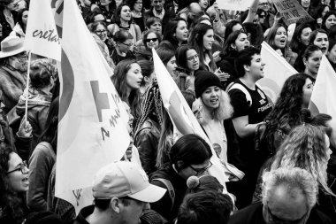 PONTEVEDRA, İspanya - 8 Mart 2019: İstismara ve kadın haklarının savunulmasına karşı feminist gösteri.