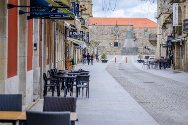 CAMBADOS, SPAIN - 26 HAZİRAN 2020: Köyün tarihi merkezinin sokaklarından biri, birçok restoranın bulunduğu.