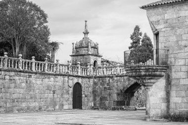 El Palacio de Fefinanes 'in ayrıntıları, Cambados' ta (Pontevedra, Galicia, İspanya), adını bu şehrin en önde gelen meydanına verir..