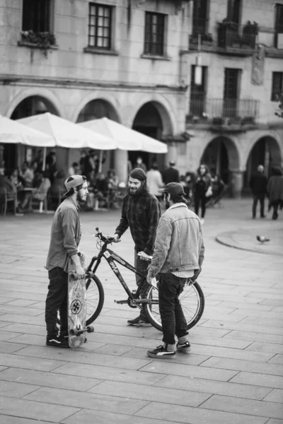Pontevedra Hiszpania Marca 2022 Niektórzy Młodzi Ludzie Jeden Rowerem Drugi — Zdjęcie stockowe