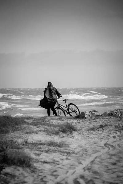 法国巴塞罗那 2022年4月11日 一名男子骑着自行车在乡村海滩的沙丘上挣扎着 与大风作斗争 — 图库照片