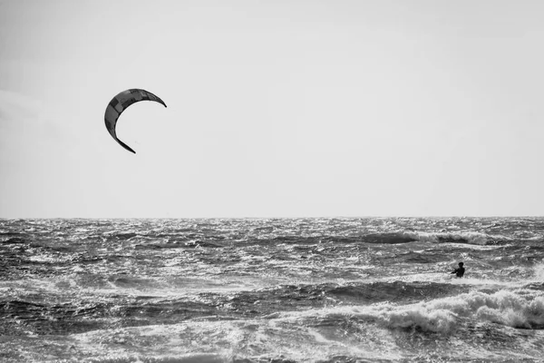 Barcares Frankrike April 2022 Man Kite Surfar Vågorna Byn Stranden — Stockfoto