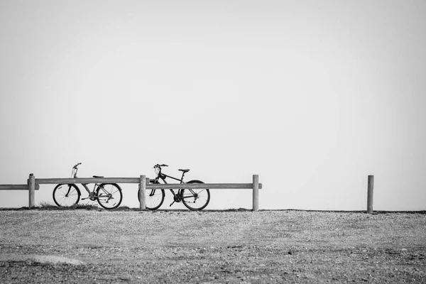 Abgestellte Fahrräder Auf Dem Fußweg Strand Les Barcares Frankreich — Stockfoto