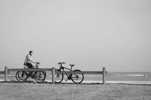 法国巴卡尔 2022年4月13日 一名骑自行车的妇女骑在停放的自行车附近 沿着Barcare海滩行驶 — 图库照片