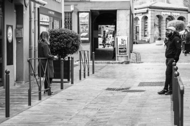 BİR FRANSA - 14 NİSAN 2022: Her biri sokağın bir tarafında gülümseyen bir çift konuşuyor.