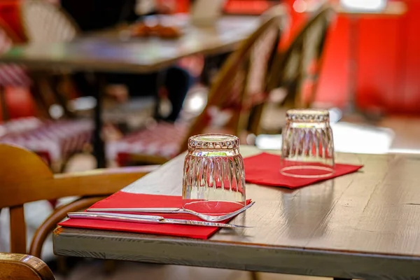 Λεπτομέρεια Τραπεζιού Καφετέριας Σερβίτσιο Και Ένα Ποτήρι Νερό Κόκκινη Πετσέτα — Φωτογραφία Αρχείου