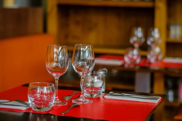 Mesa Restaurante Con Cubiertos Cristalería Manteles Rojos —  Fotos de Stock