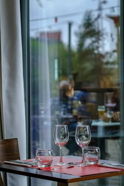 Table Restaurant Avec Couverts Verrerie Sur Napperons Rouges — Photo