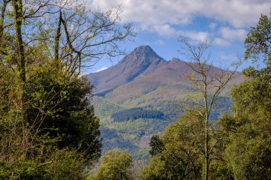 Las Guilleras sıradağlarının ayrıntıları, Katalan Sahil Öncesi Sıradağları ile İspanya 'daki Enine Sıraları arasındaki tepe noktasında..