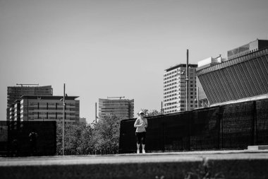 BARCELONA, SPAIN - 21 Mayıs 2022: Bir kadın Forum alanında geniş bir geçitte egzersiz yapıyor.