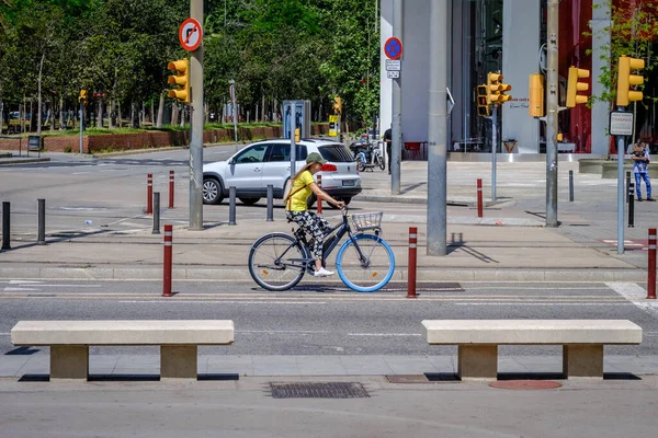 Barcelona Espanha Maio 2022 Uma Mulher Anda Bicicleta Longo Uma — Fotografia de Stock