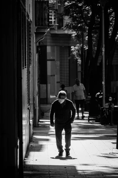 巴塞罗那 2022年5月29日 一位戴着面具的老年男子走在阳光灿烂的城市街道上 — 图库照片