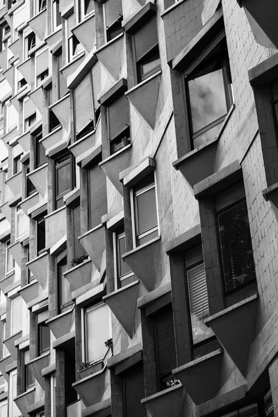 Edifício Residencial Com Uma Curiosa Distribuição Janelas Barcelona Espanha — Fotografia de Stock