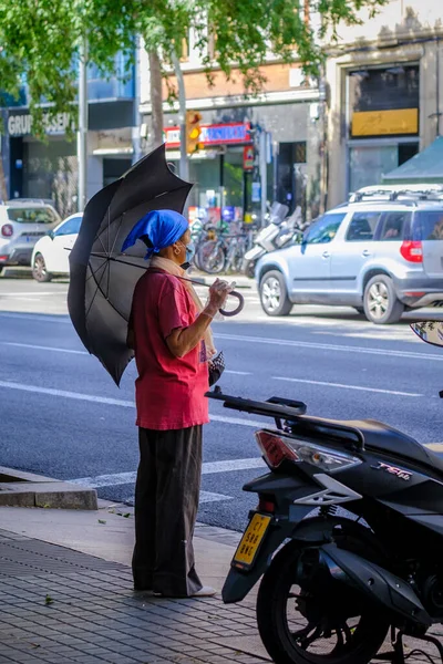 Barcelona Spanien Mai 2022 Eine Asiatin Mit Regenschirm Und Gesichtsmaske — Stockfoto