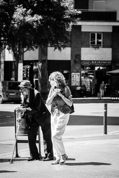 バルセロナ スペイン 2022年5月31日 松葉杖を持つ老人が街の路上で施しを請う — ストック写真
