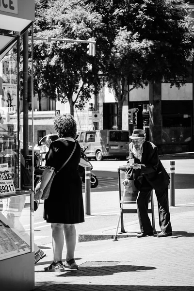 バルセロナ スペイン 2022年5月31日 松葉杖を持つ老人が街の路上で施しを請う — ストック写真