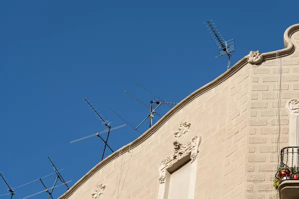 Detalhe Uma Fachada Modernista Com Numerosas Antenas Televisão Barcelona Espanha — Fotografia de Stock