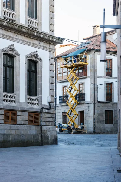 スペインのポンテベドラ 2022年7月7日 特別クレーンの一部の労働者は 市内の歴史的中心部の通りの建物の修理を行います — ストック写真