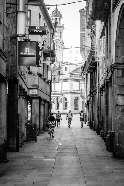 スペインのポンテベドラ 2022年7月7日3人の巡礼者がサンティアゴ通りの1つを歩く — ストック写真