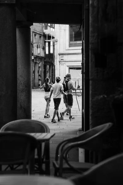 Ποντεβεδρα Ισπανια Ιουλιου 2022 Τρεις Προσκυνητές Περπατούν Έναν Από Τους — Φωτογραφία Αρχείου