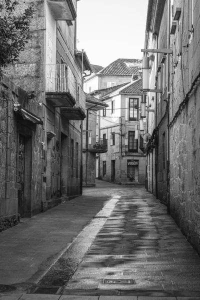 ガリシア スペイン ポンテベドラの旧市街に典型的な花崗岩の床を持つ通りの1つの詳細 — ストック写真
