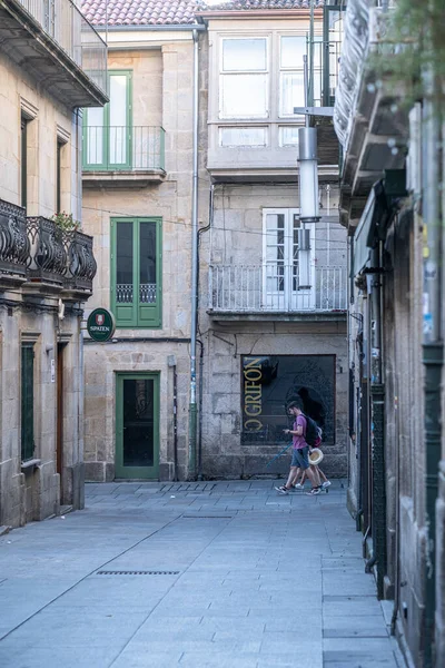 スペインのポンテベドラ 2022年7月7日 巡礼者はサンティアゴ通りの一つを歩く — ストック写真