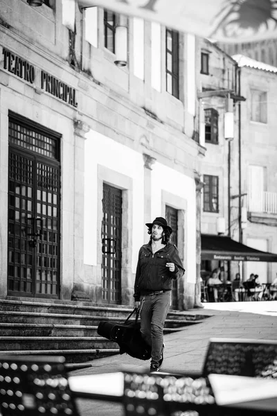 ポンテヴェドラ July 2022年 少年が街の歴史的な中心部の通りを歩き 片手にギターを運んでいる — ストック写真